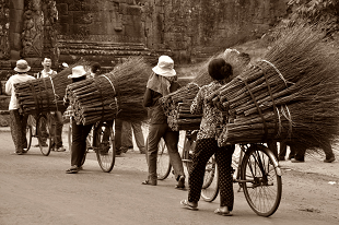 agriculteurs en vélo au Cambodge
